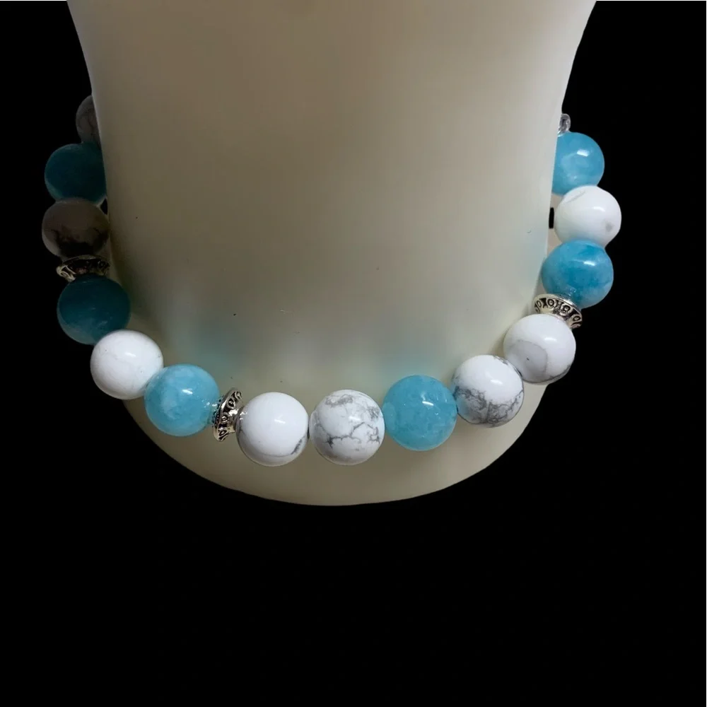 ✨Aquamarine and Howlite Stretch Bracelet - Picture 4 of 4